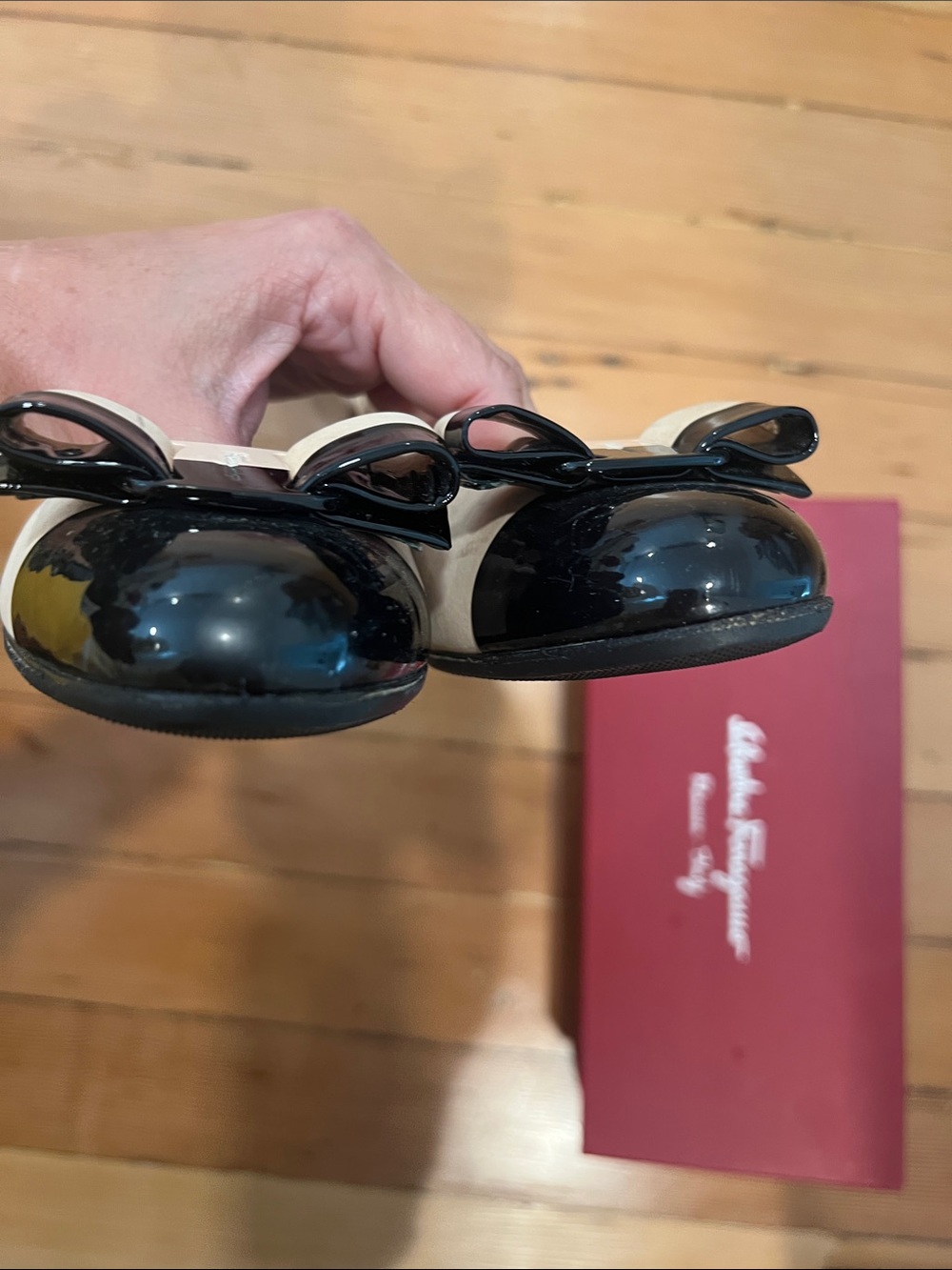 Salvatore Ferragamo Beige Flats with Black Patent Toe and Bow sz 8B - Picture 6 of 7